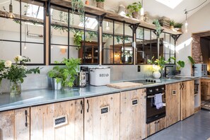 Geladeira, micro-ondas, fogão, cooktop