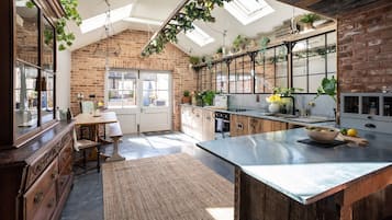 雪櫃、微波爐、焗爐、爐具