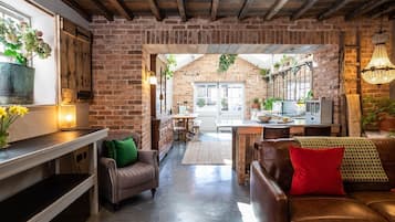 智能電視、壁爐、音響