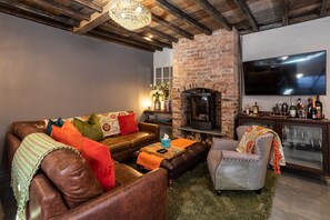 TV connectée, cheminée, chaîne hi-fi