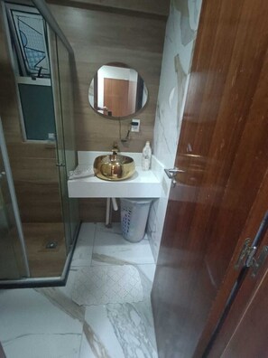 Secadora de cabello, toallas, papel de baño