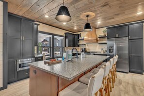 冷蔵庫、電子レンジ、オーブン、コンロ