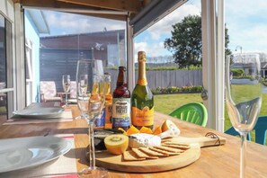 Outdoor dining - Hosts on the Coast Saltwater Days (Whitianga)