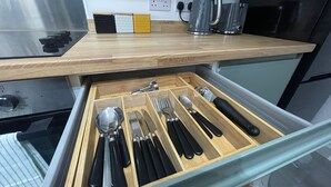 A kitchen with a drawer organizer containing utensils. - Stylish 3BR House 18mins to Peak District/Wifi/Free Parking/Netflix (Ashton-under-Lyne)