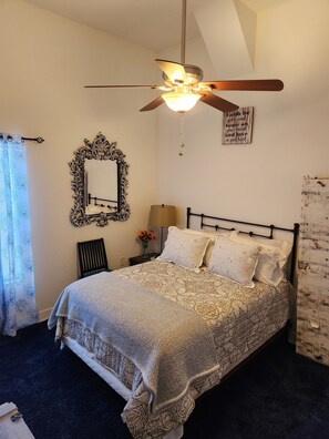 2 chambres, fer et planche à repasser, Wi-Fi, draps fournis