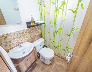 Dusche, Haartrockner, Handtücher, Seife