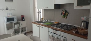 Fridge, microwave, stovetop, coffee/tea maker - The WanDina, one step away from downtown and central station (La Spezia)