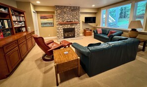 Smart TV, chimenea, reproductor de DVD y libros