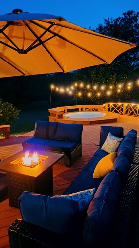 Charming 5-bedroom farmhouse with game&hot tub in Aldie