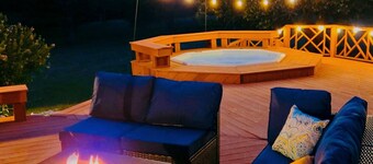 Charming 5-bedroom farmhouse with game&hot tub in Aldie