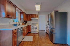 電子レンジ、オーブン、コンロ、食器洗い機
