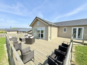 Terrace/patio - Halcyon Days -  a lodge that sleeps 6 guests  in 3 bedrooms (Filey)