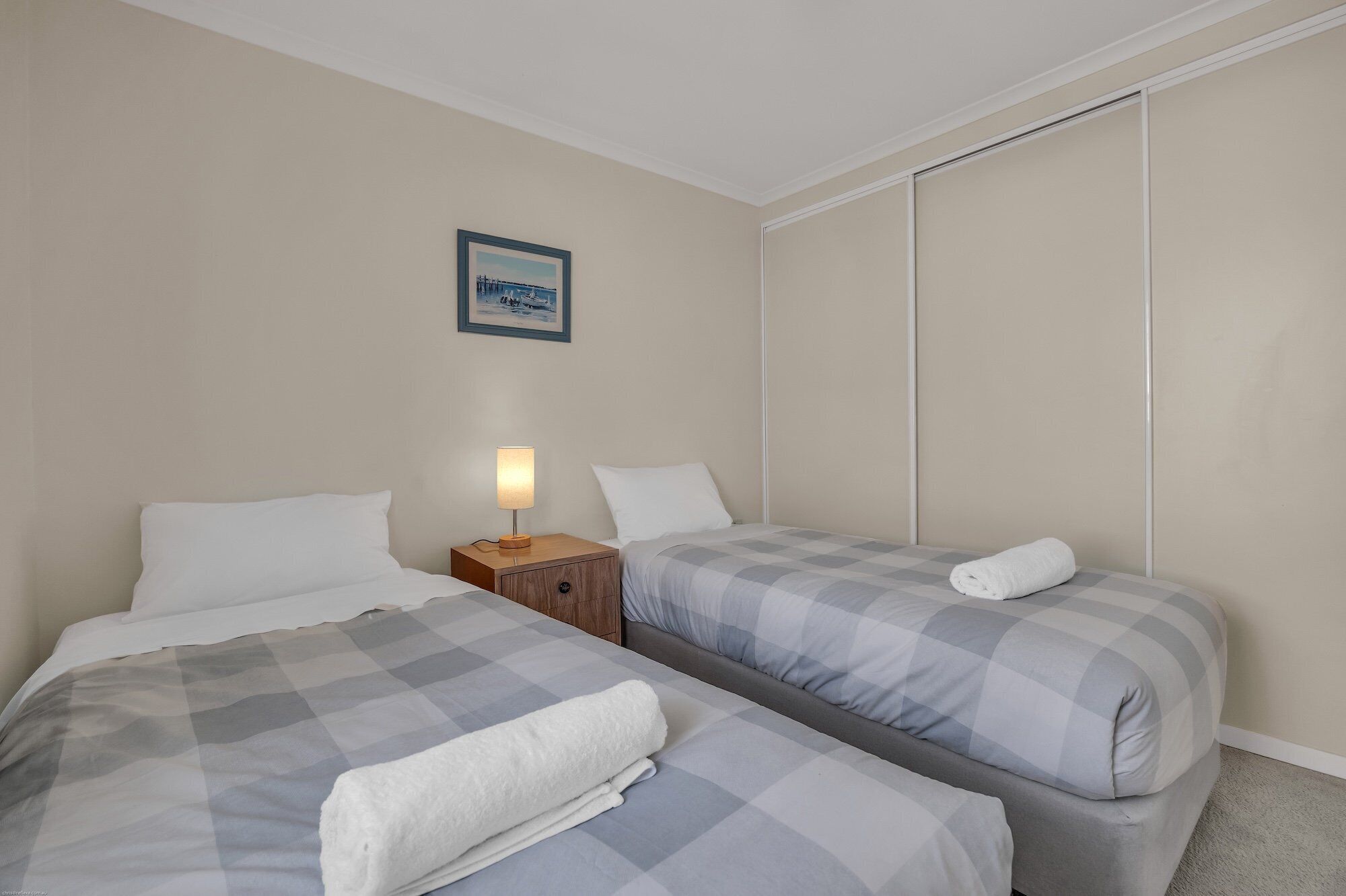 2 bedrooms, iron/ironing board, internet
