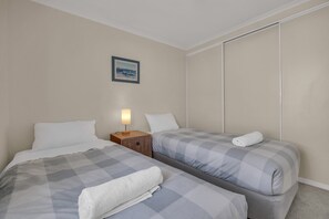 2 عدّة غرف نوم ومكواة/لوح كي وخدمة الإنترنت