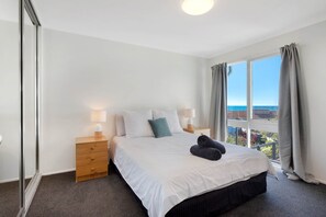 3 bedrooms, iron/ironing board, internet, bed sheets