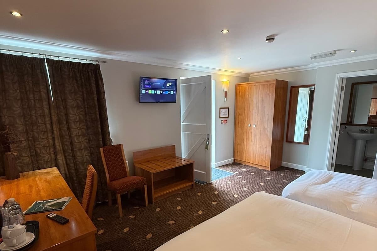 Family Triple Room | Desk, laptop workspace, iron/ironing board, free WiFi