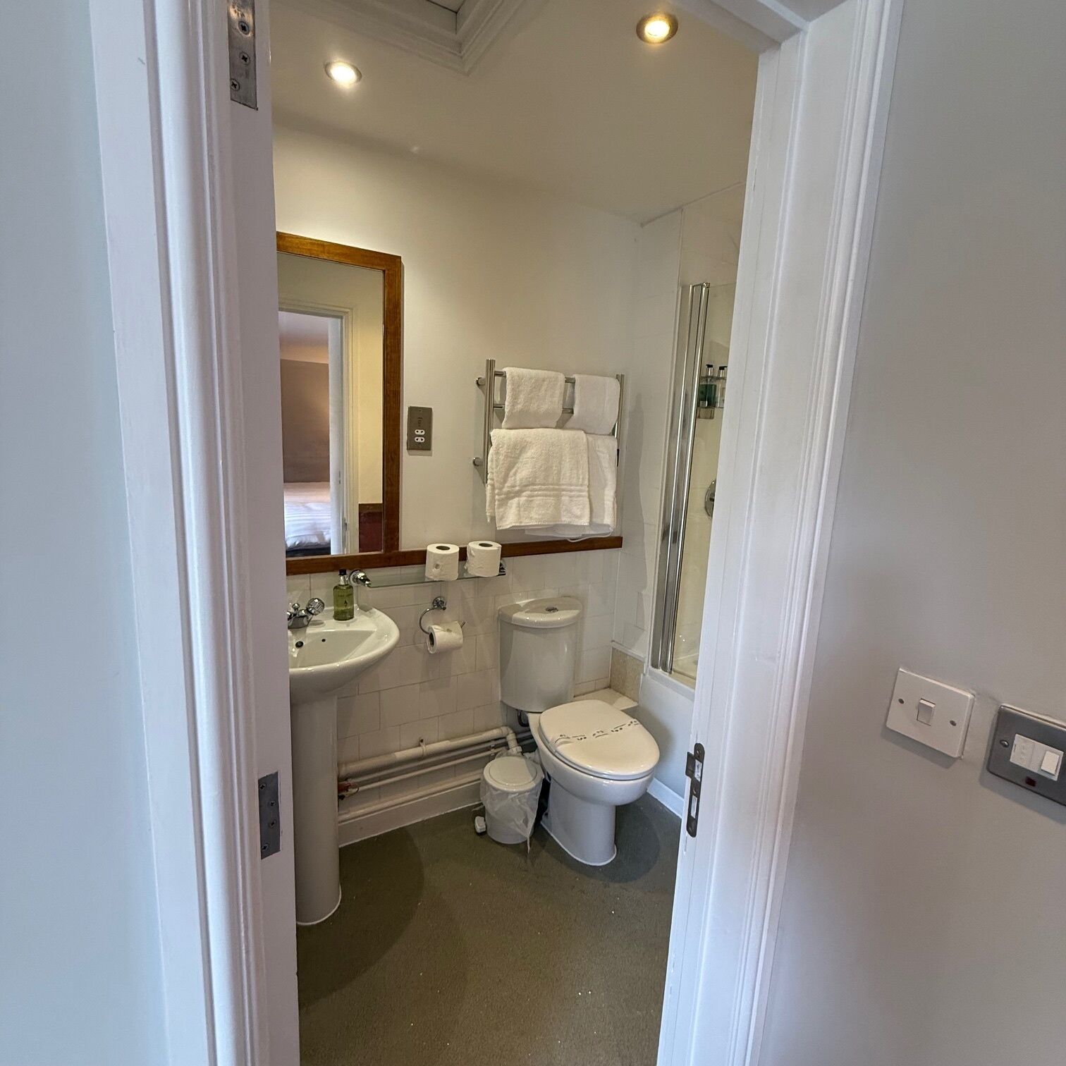 Phòng 3 dành cho gia đình | Phòng tắm | Vòi sen/bồn tắm kết hợp, đồ dùng nhà tắm miễn phí, máy sấy tóc 