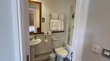 Family Triple Room | Bathroom