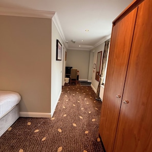 Family Triple Room | Desk, laptop workspace, iron/ironing board, free WiFi