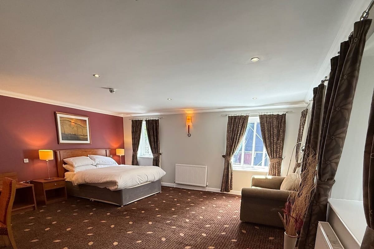 Deluxe Double Room | Desk, laptop workspace, iron/ironing board, free WiFi