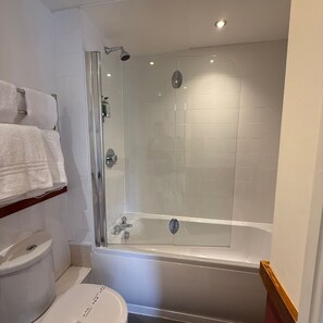 Kamar Triple Keluarga | Kamar mandi | Kombinasi shower/bathtub dan perlengkapan mandi gratis