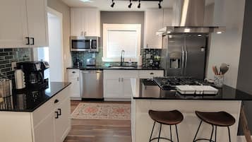 Geladeira, micro-ondas, fogão, cooktop