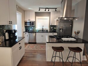 Réfrigérateur, four à micro-ondes, un four, surface de cuisson