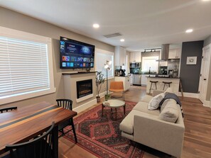 Smart TV, fireplace, music library - Modern Adobe-Style Retreat Between Downtown & Old Town Albuquerque (Albuquerque)