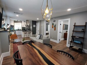 Smart TV, chimenea y biblioteca musical 