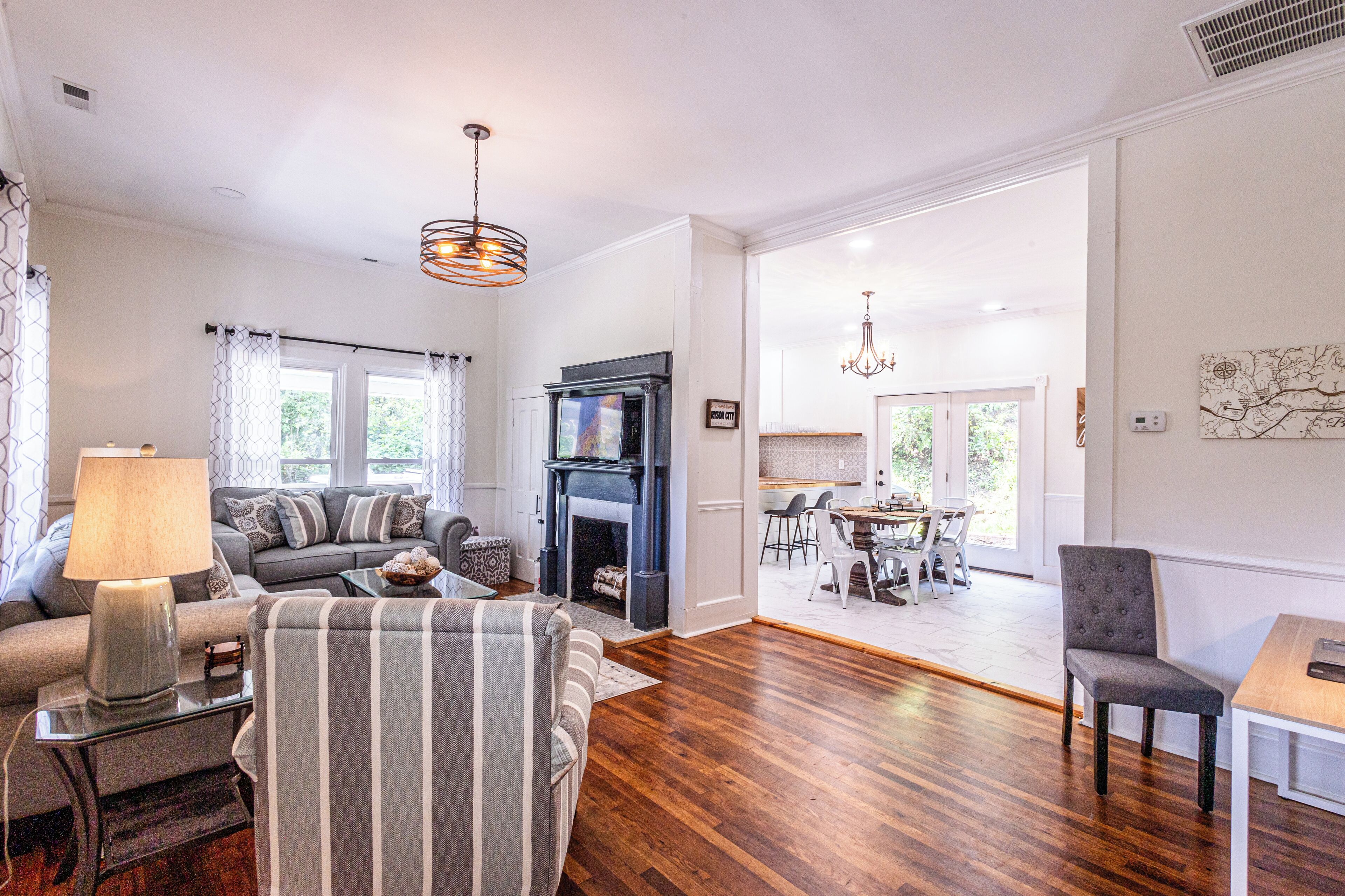 Télévision, cheminée