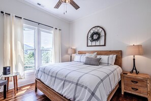 3 slaapkamers, een strijkplank/strijkijzer, wifi, beddengoed