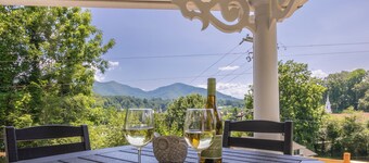 "STEPS TO BRYSON" - MTN VIEW, HOT TUB, FIREPIT, NEW REMODEL - WALK TO DOWNTOWN!