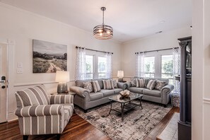 Een televisie en een open haard