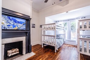 3 slaapkamers, een strijkplank/strijkijzer, wifi, beddengoed