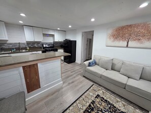 TV - Cozy 2-bedroom apartment in charming Los Angeles with AC (Los Angeles)