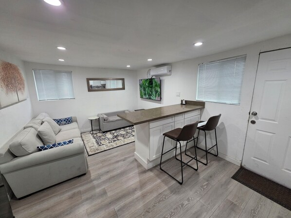 Interior - Cozy 2-bedroom apartment in charming Los Angeles with AC (Los Angeles)