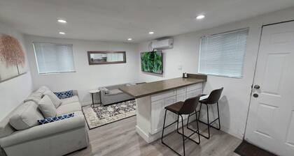 Cozy 2-bedroom apartment in charming Los Angeles with AC