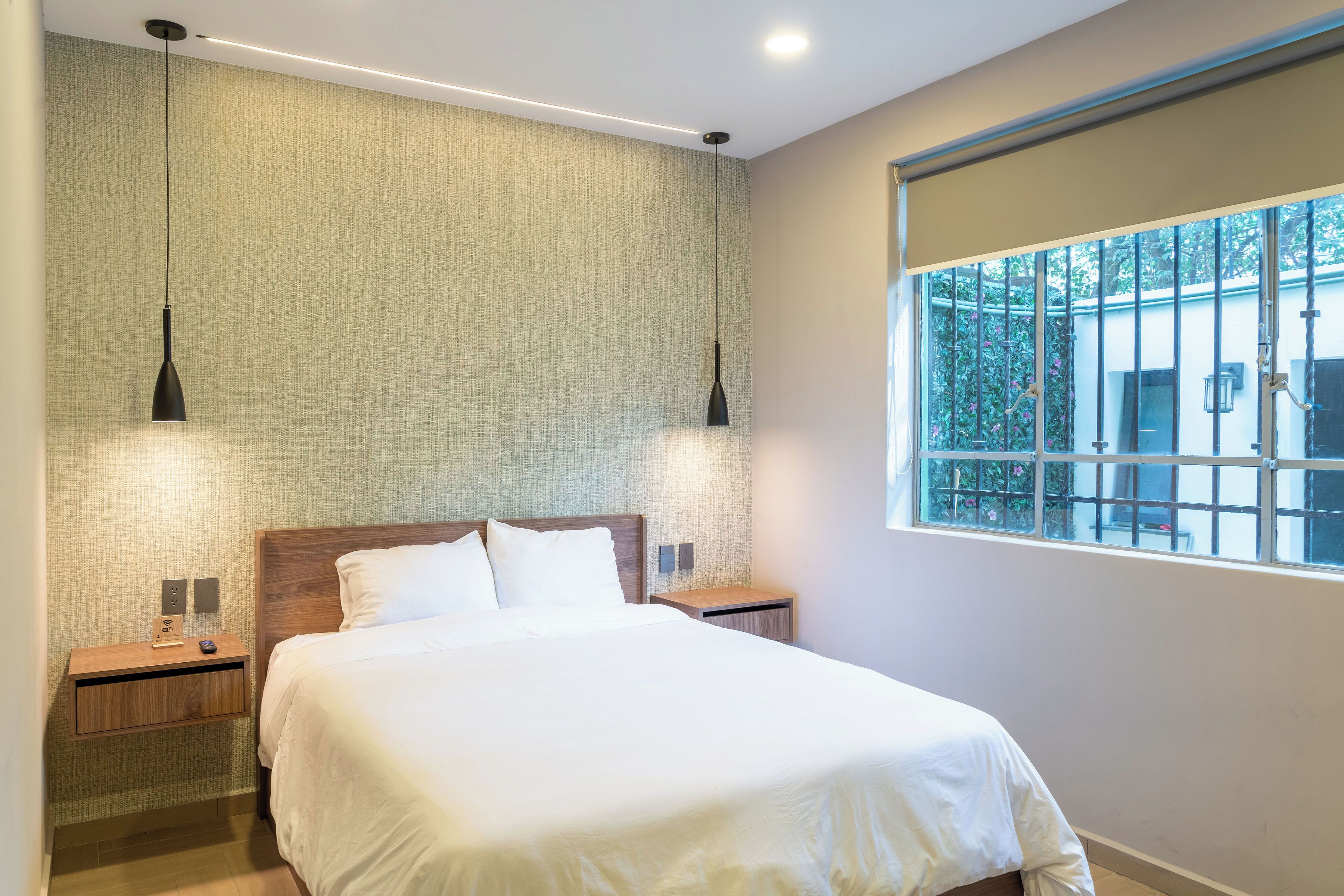 Dobbeltrom | Allergitestet sengetøy, minibar, skrivebord og skrivebord for bærbar PC