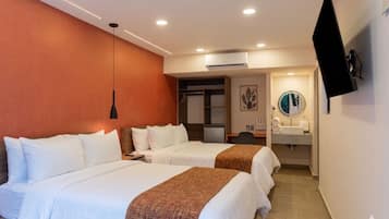 Twin kamer | Hypoallergeen beddengoed, een minibar, een bureau, een laptopwerkplek