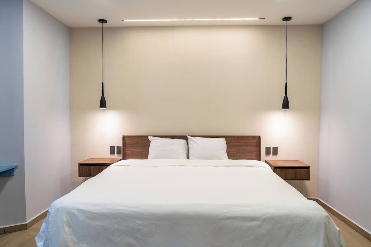 Ropa de cama hipoalergénica, minibar y escritorio