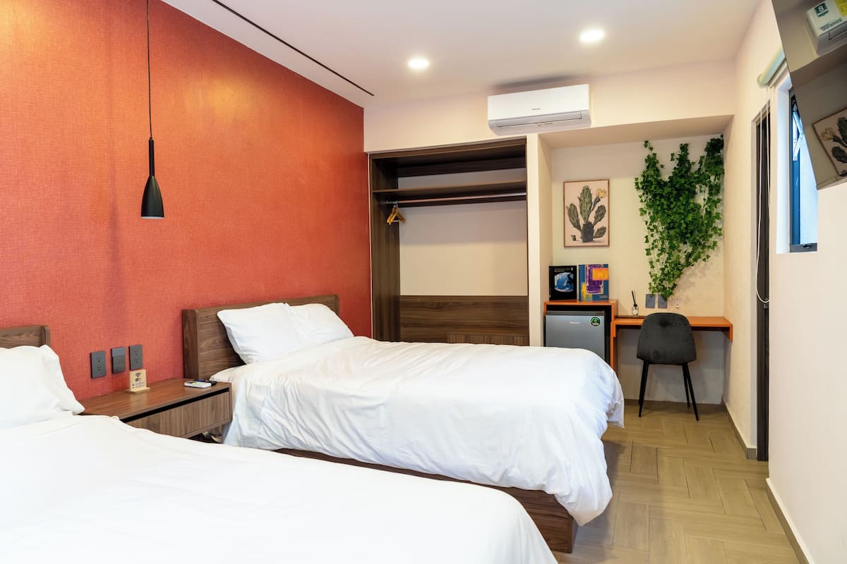 防敏寢具、迷你吧、書桌、手提電腦工作空間