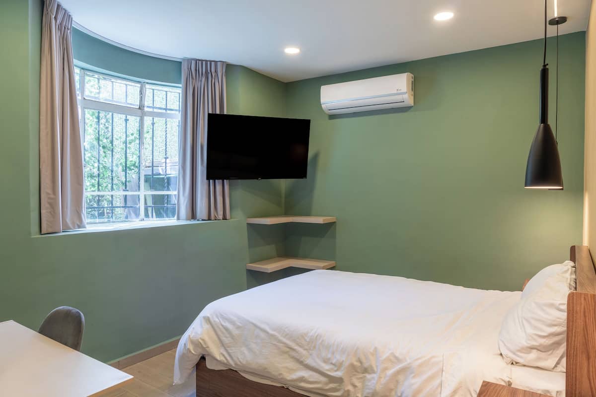 Ropa de cama hipoalergénica, minibar y escritorio