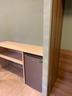 Escritorio y espacio para trabajar con laptop