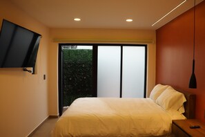 Hypo-allergenic bedding, minibar, desk, laptop workspace