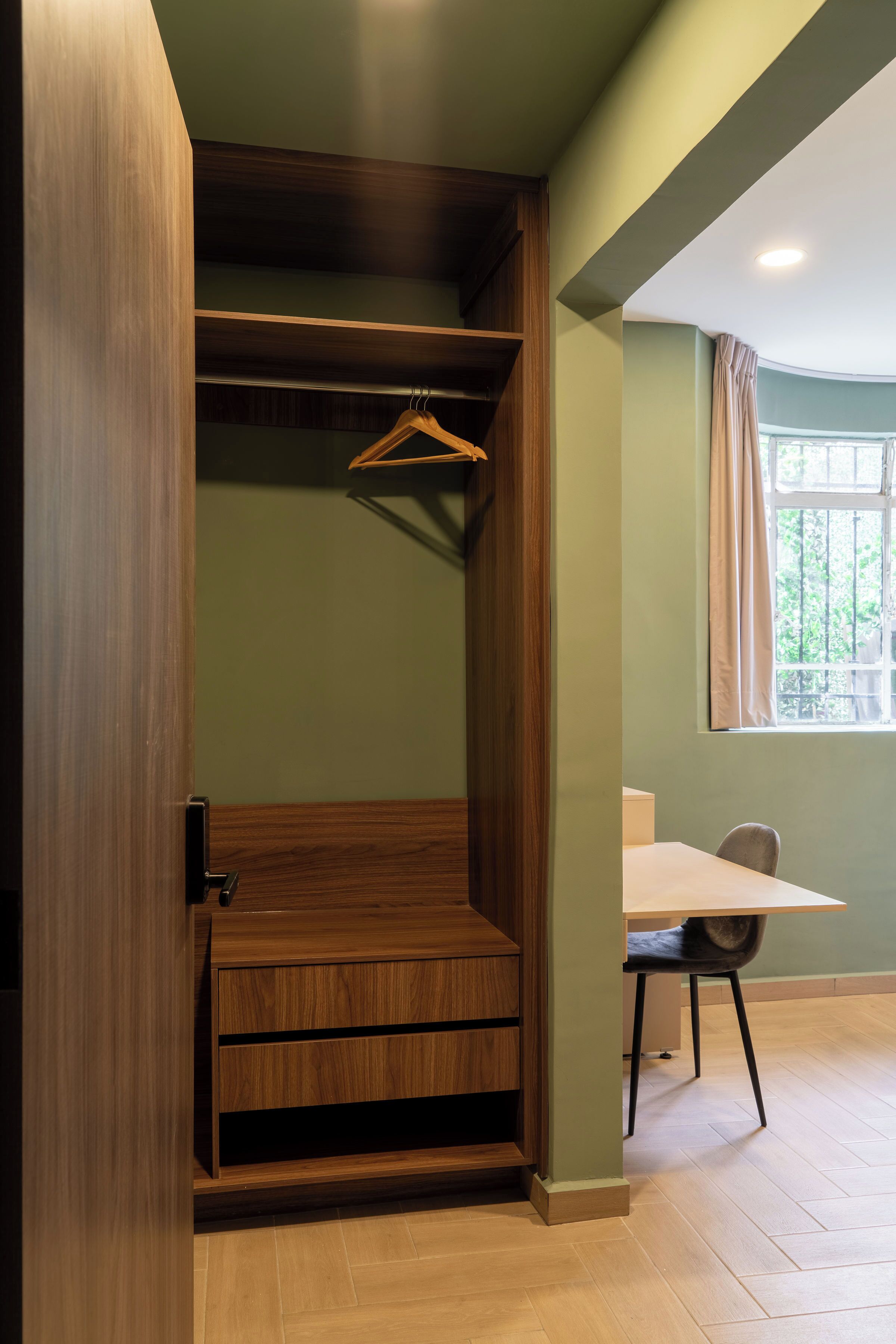 Hypo-allergenic bedding, minibar, desk, laptop workspace