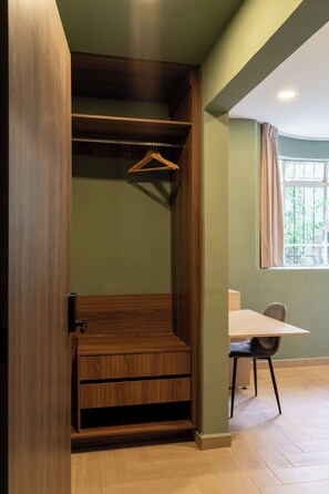 Szoba kétszemélyes ággyal | Hipoallergén ágynemű, minibár és íróasztal