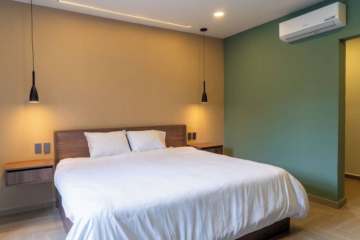 Ropa de cama hipoalergénica, minibar y escritorio