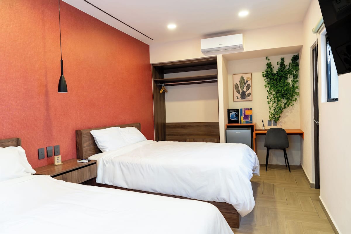 Ropa de cama hipoalergénica, minibar y escritorio