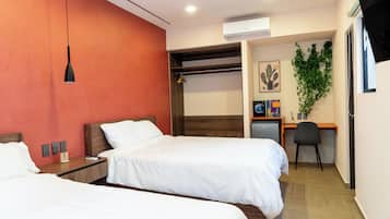 Ropa de cama hipoalergénica, minibar y escritorio