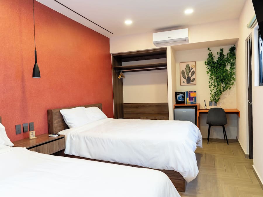 Hypo-allergenic bedding, minibar, desk, laptop workspace